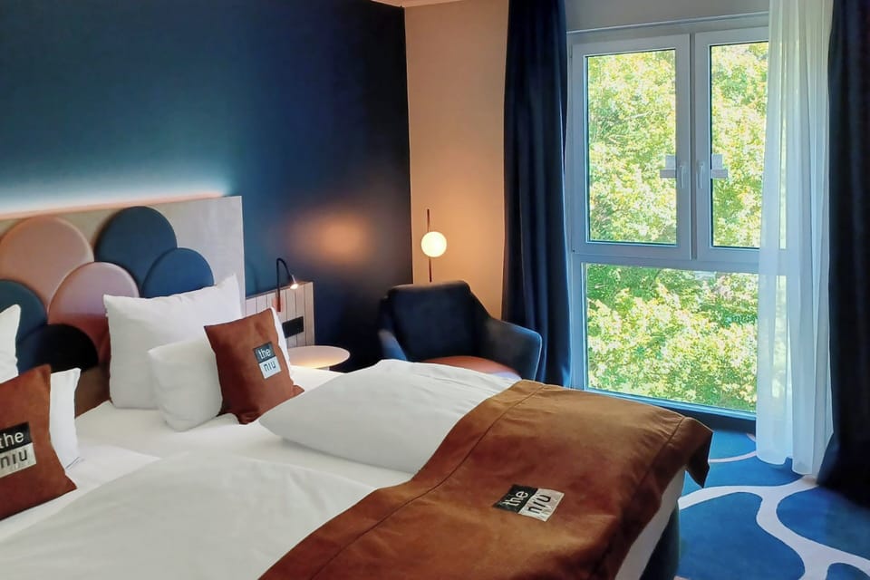 Standard Room, 1 Queen Bed, Park View | Minibar, in-room safe, individually decorated, laptop workspace