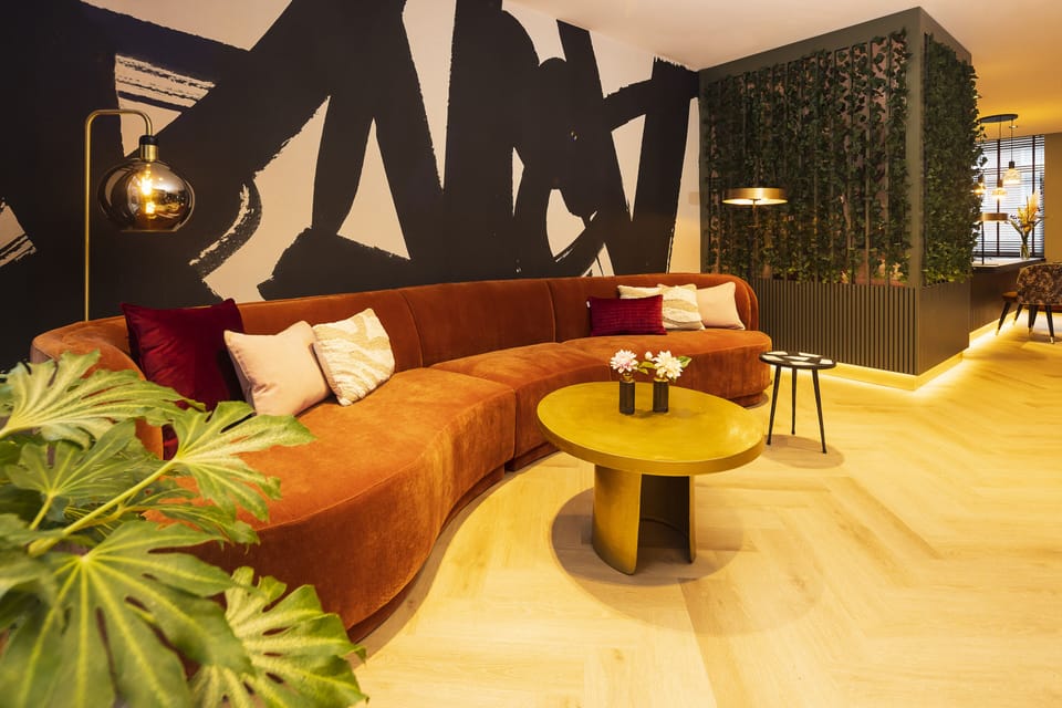 Lobby lounge