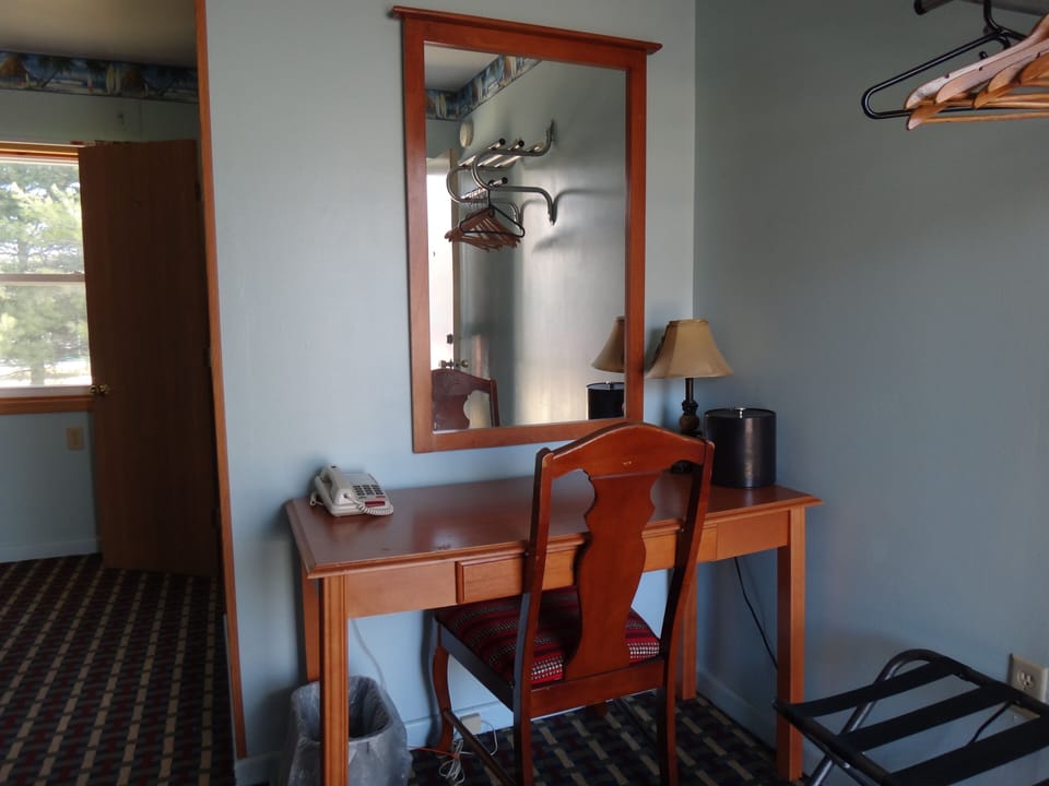 Standard Room, 1 Queen Bed | In-room dining