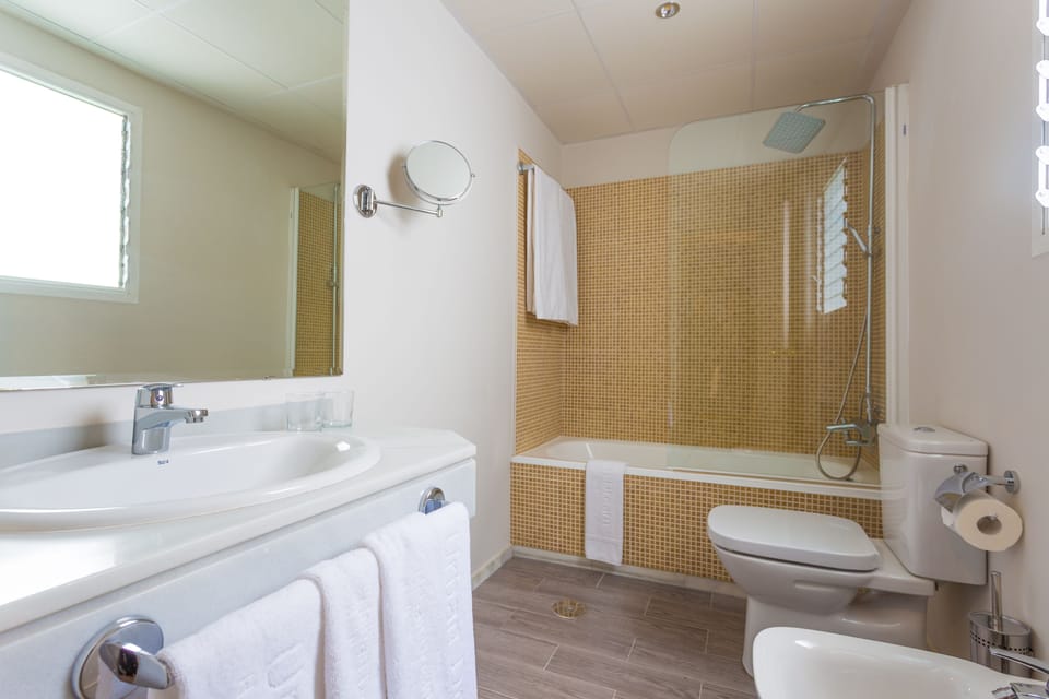 Bathtub, free toiletries, bidet, towels