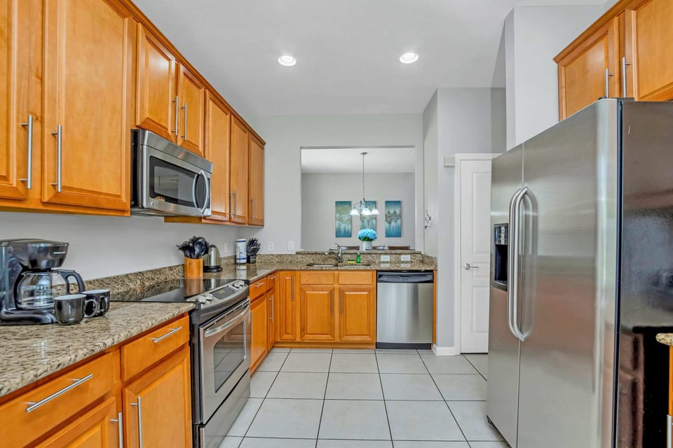 House (5 Bedrooms) | Private kitchen | Microwave, stovetop, dishwasher, cookware/dishes/utensils