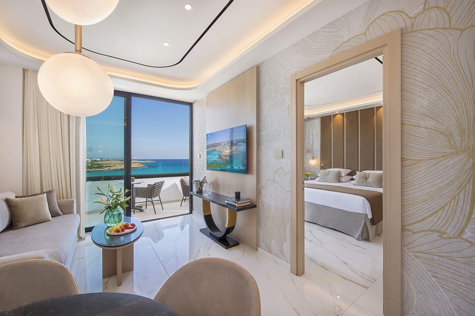 Executive Suite | In-room safe, desk, laptop workspace, soundproofing