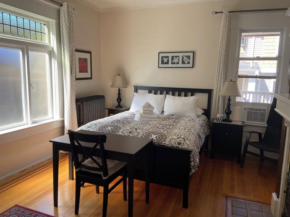 Traditional Room, 1 Queen Bed | Iron/ironing board, free WiFi, bed sheets