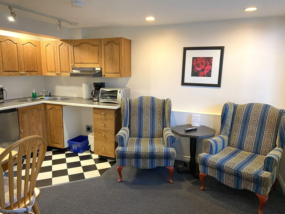 Family suite (lower level)  | Living area | 32-inch Smart TV with digital channels