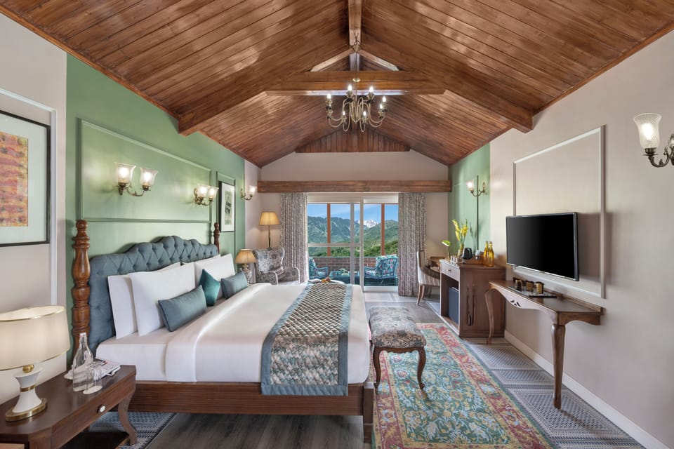 Club Room with Private Balcony | Minibar, in-room safe, desk, laptop workspace