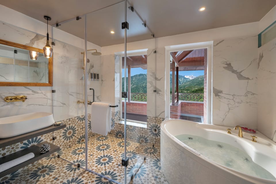 Presidential Suite with Private Balcony | Bathroom | Shower, free toiletries, slippers, bidet