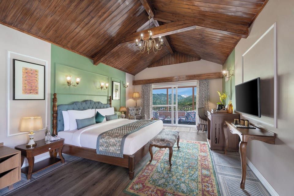 Club Room with Private Balcony | Minibar, in-room safe, desk, laptop workspace