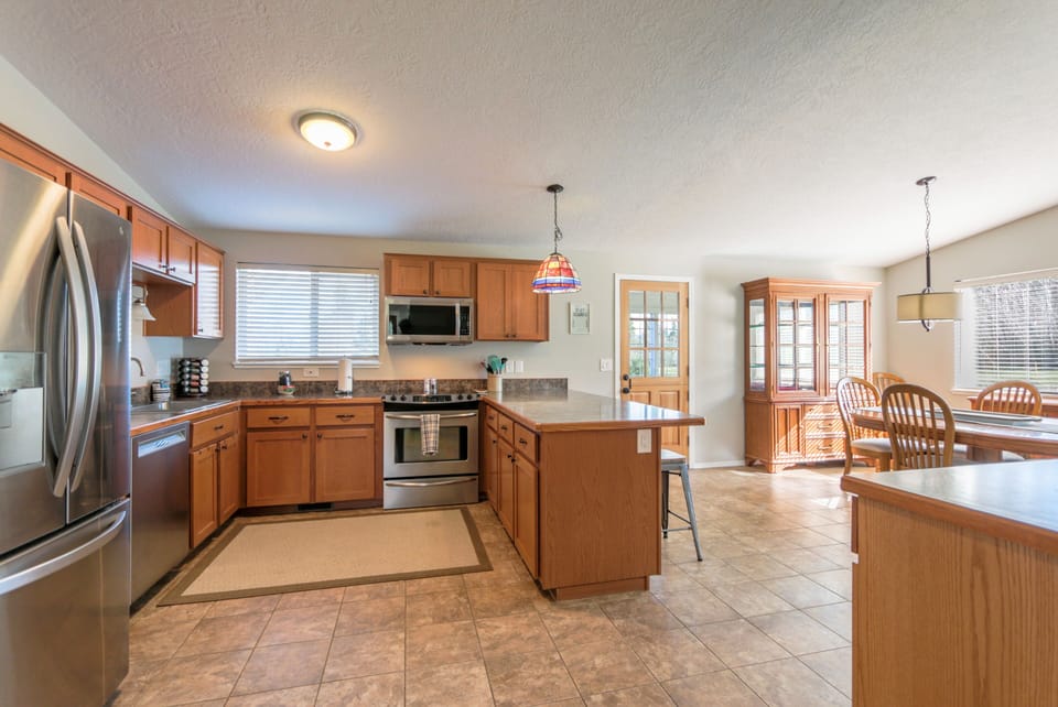 House, 4 Bedrooms | Private kitchen | Fridge, oven, stovetop, coffee/tea maker