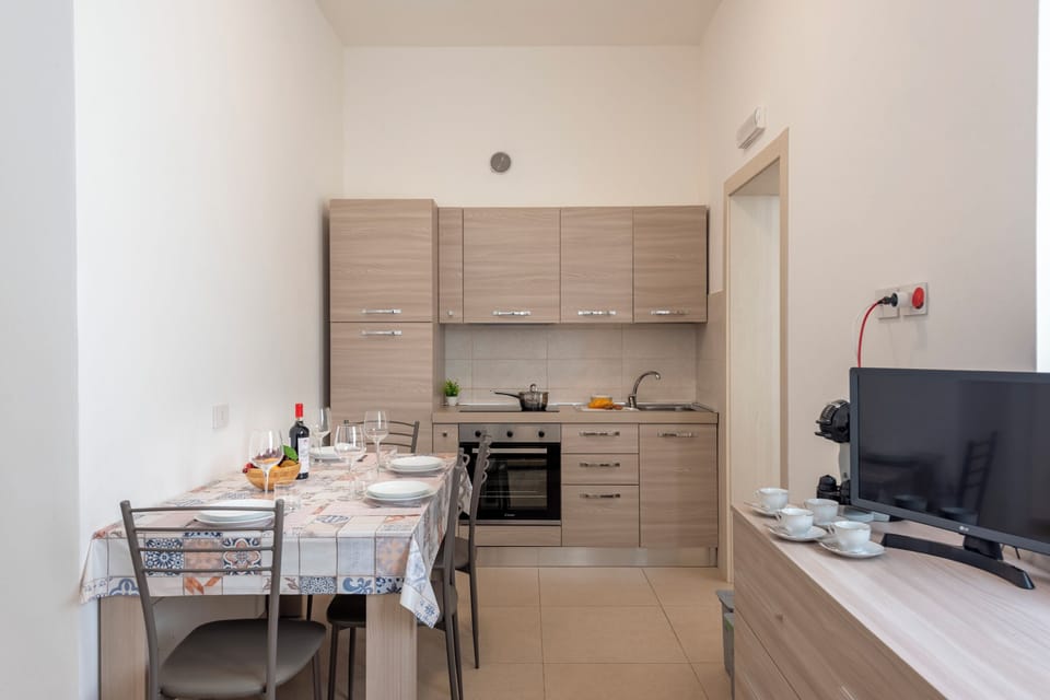 Fridge, oven, stovetop, coffee/tea maker