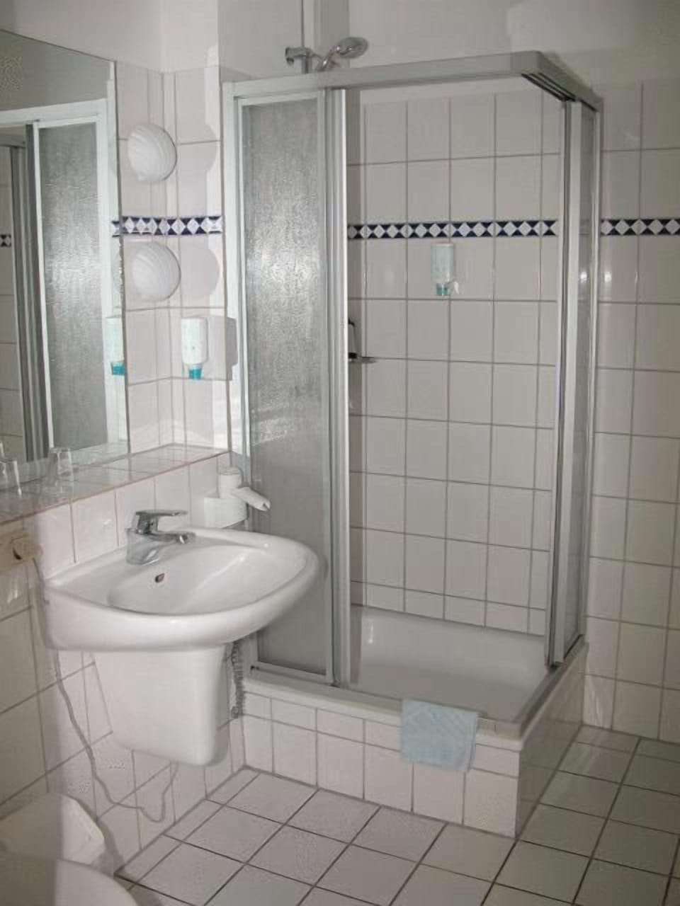 Shower, free toiletries, towels