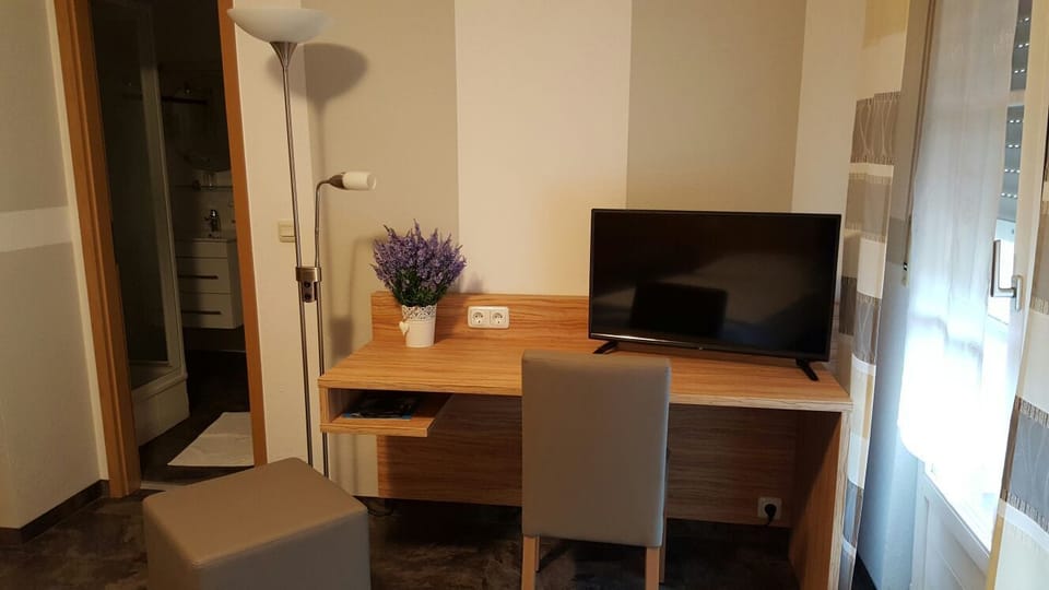 Triple Room | Desk, laptop workspace, soundproofing, free WiFi