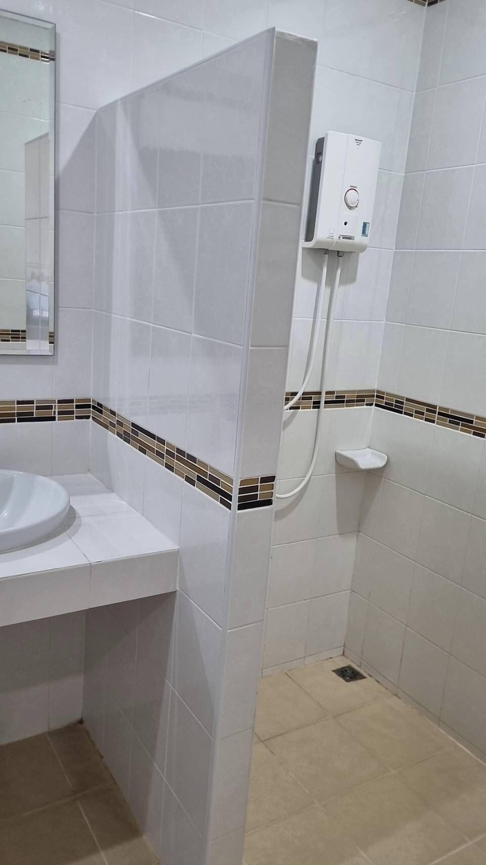 Deluxe Twin Room | Bathroom | Shower, free toiletries, bidet, towels