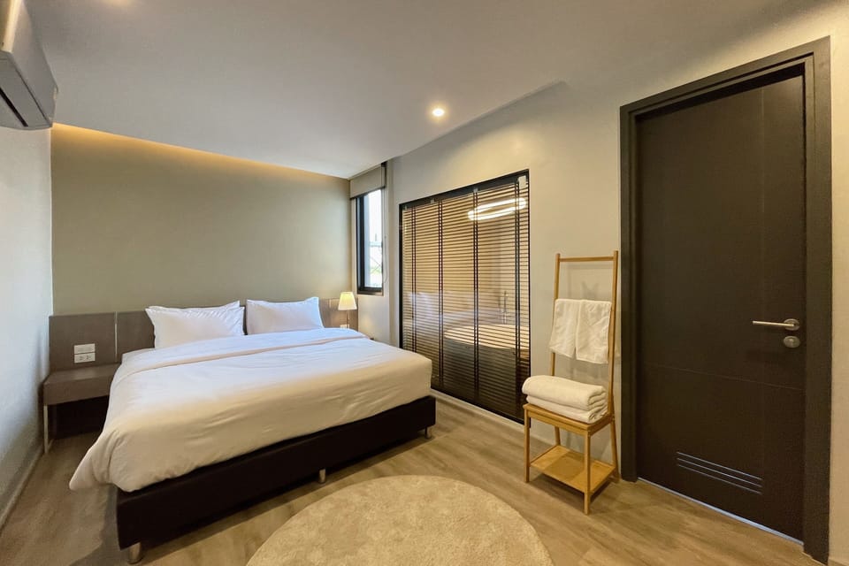Family Room | Minibar, in-room safe, desk, blackout drapes