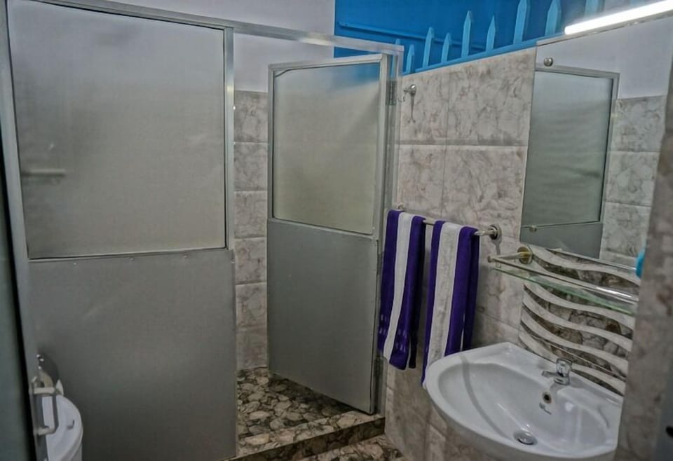 Comfort Triple Room | Bathroom | Shower, towels