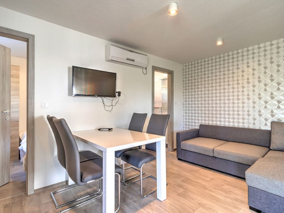 Mobile Home | Dining