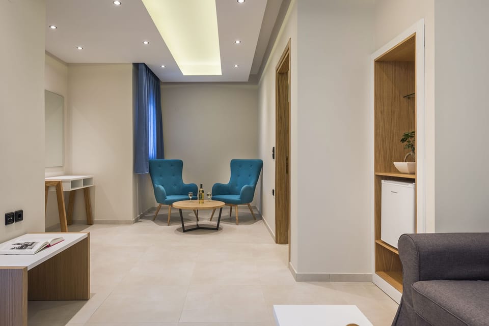 Premium Studio Suite | Living room | 32-inch flat-screen TV with satellite channels, TV