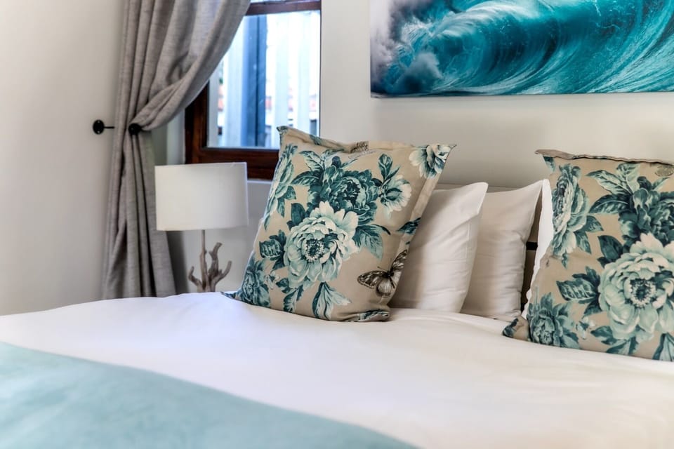 Queen Suite | 1 bedroom, minibar, in-room safe, desk