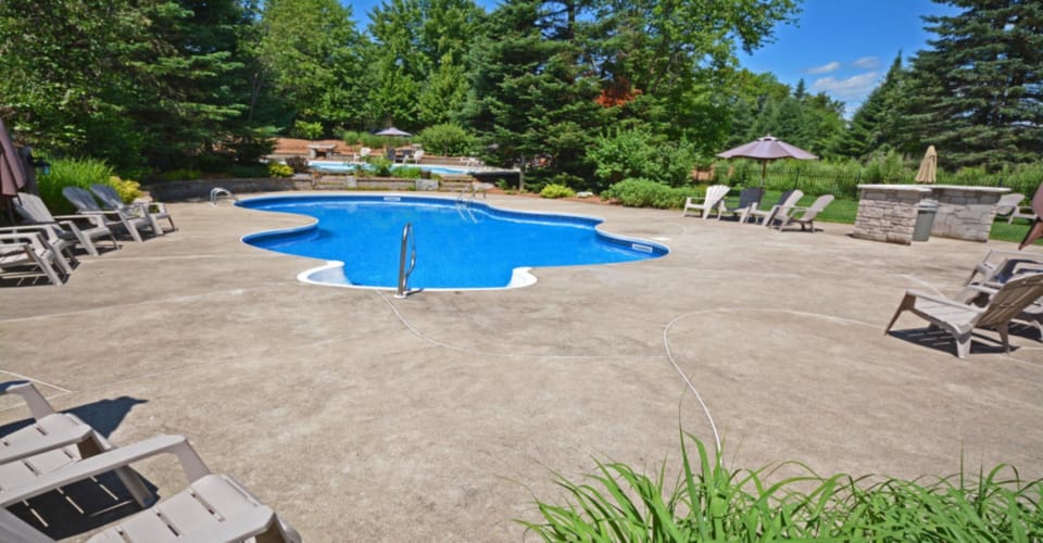 Indoor/outdoor pool