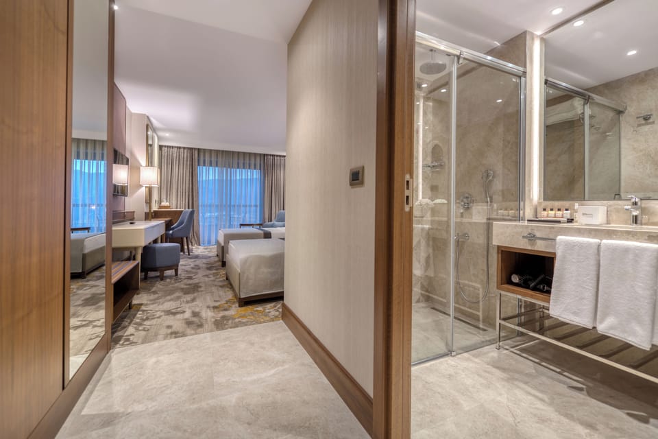 Deluxe Twin Room, Garden View | Premium bedding, minibar, in-room safe, desk