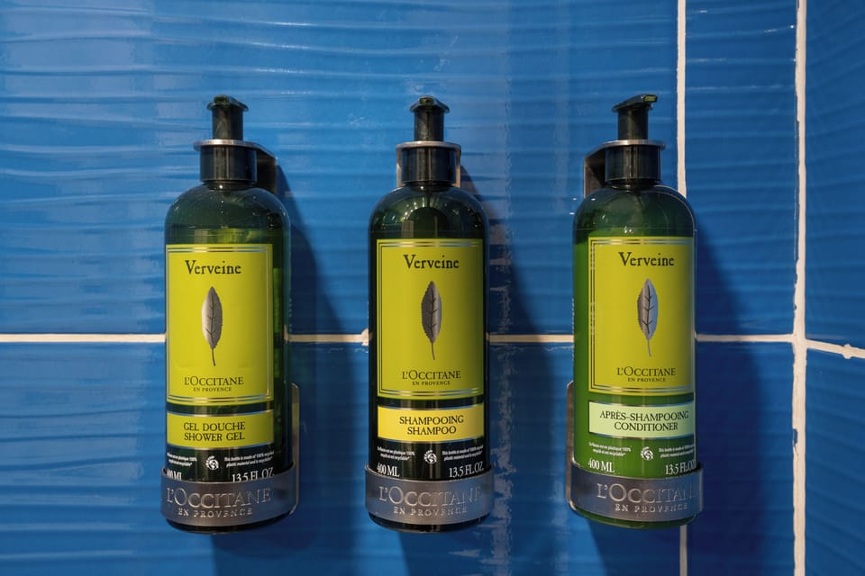 Shower, rainfall showerhead, free toiletries, hair dryer