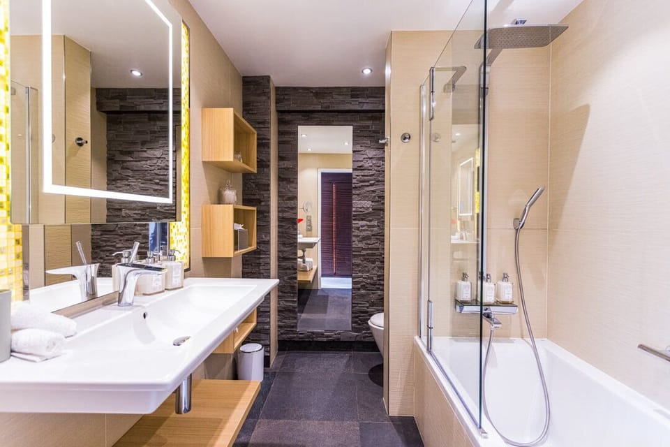 Combined shower/tub, hair dryer, slippers, towels