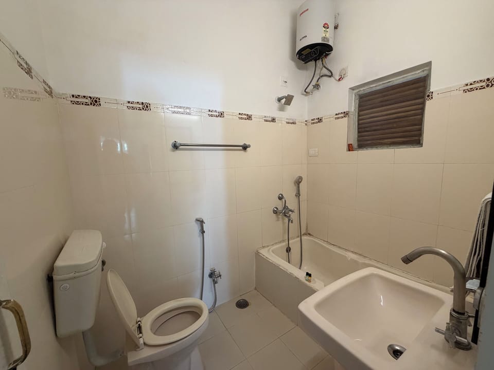 Superior Deluxe Room | Bathroom | Towels, soap, shampoo, toilet paper