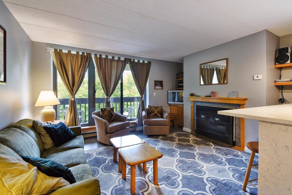 Condo, 1 Queen Bed with Sofa bed (Pinnacle E15) | Living area