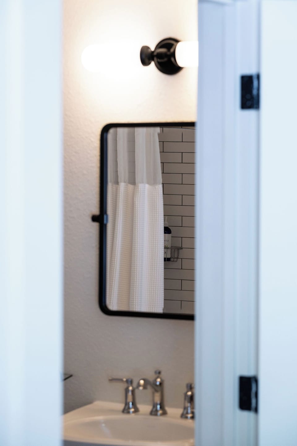 Room, 1 King Bed, Accessible (Belden House) | Bathroom | Designer toiletries, hair dryer, bathrobes, slippers