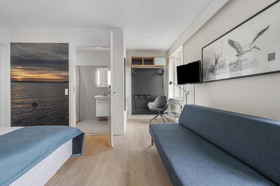 Junior Suite, 2 Twin Beds, Non Smoking (with Sofabed) | Hypo-allergenic bedding, desk, cribs/infant beds, rollaway beds