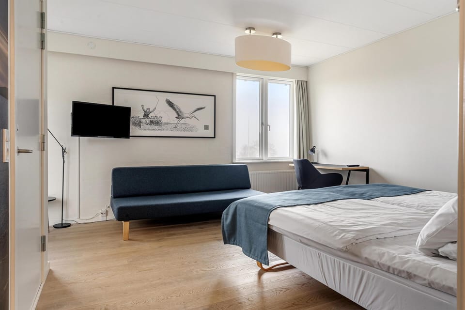 Junior Suite, 2 Twin Beds, Non Smoking (with Sofabed) | Hypo-allergenic bedding, desk, cribs/infant beds, rollaway beds