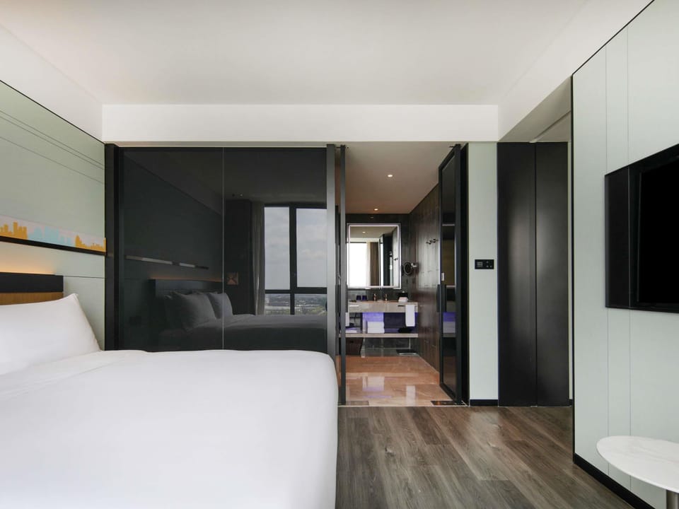 Deluxe Suite, 1 King Bed | Premium bedding, pillowtop beds, free minibar, in-room safe