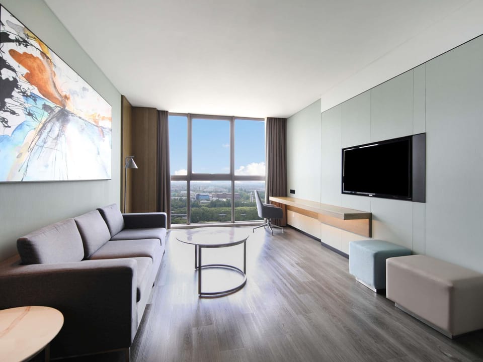 Deluxe Suite, 1 King Bed | Premium bedding, pillowtop beds, free minibar, in-room safe