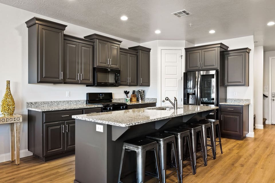 Townhome, 6 Bedrooms | Private kitchen | Fridge, microwave, oven, stovetop