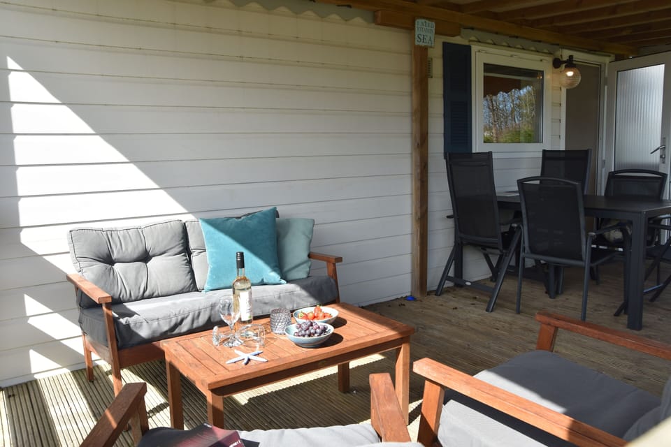 Bungalow, 2 Bedrooms, Balcony | Living room
