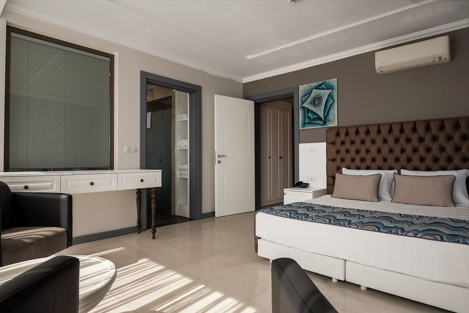 Deluxe Suite | Egyptian cotton sheets, premium bedding, free minibar, in-room safe