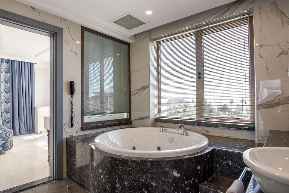 Deluxe Suite | Bathroom | Free toiletries, hair dryer, bathrobes, slippers