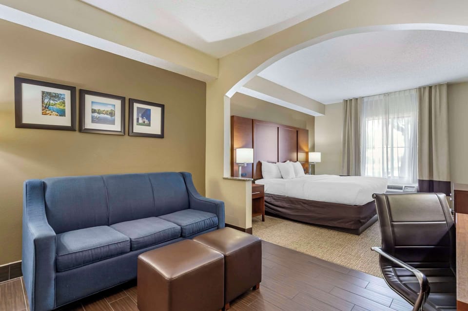 Standard Room, 1 King Bed, Non Smoking | Desk, blackout drapes, soundproofing, iron/ironing board