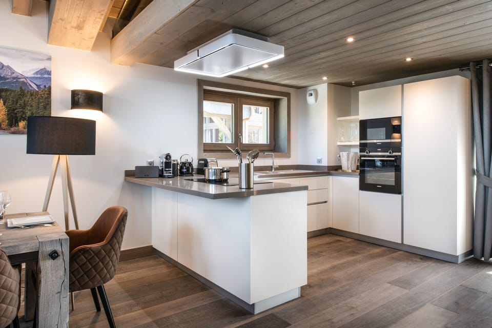 Superior Chalet | Private kitchen | Dishwasher, electric kettle