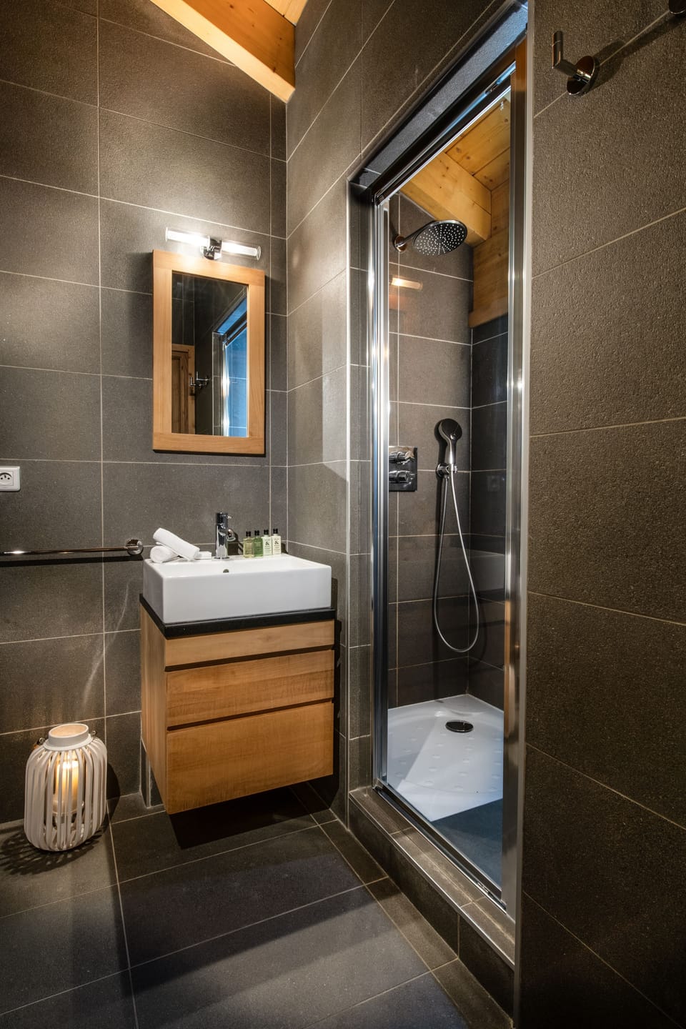 Apartment | Bathroom | Rainfall showerhead, towels