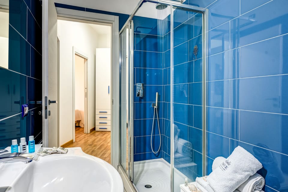 Apartment | Bathroom | Shower, rainfall showerhead, hair dryer, bidet