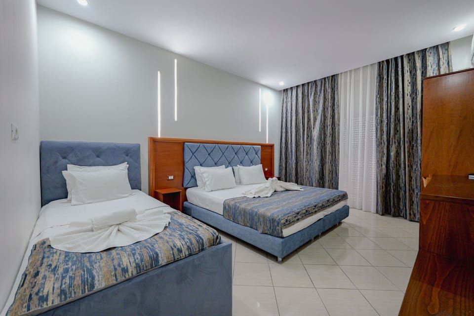 Triple Room with Balcony | In-room safe, soundproofing, free WiFi, bed sheets