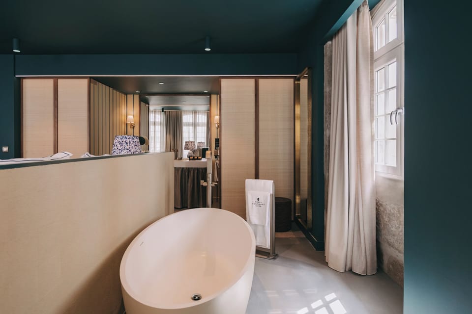 Suite Deluxe with Bathtub | In-room safe, blackout drapes, soundproofing, free WiFi