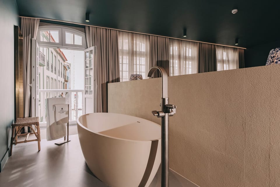 Suite Deluxe with Bathtub | In-room safe, blackout drapes, soundproofing, free WiFi