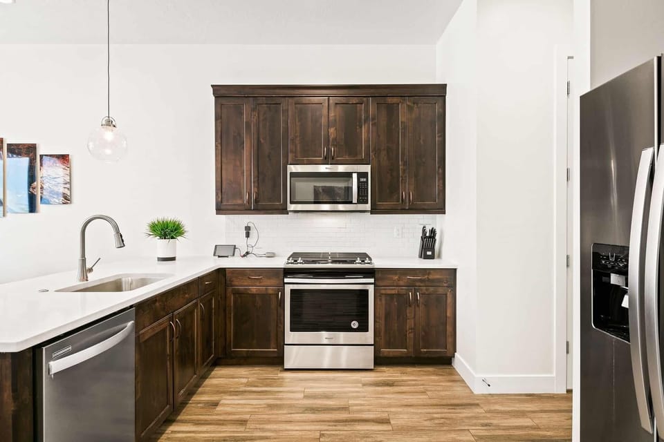 Townhome, 3 Bedrooms | Private kitchen | Fridge, oven, coffee/tea maker, toaster