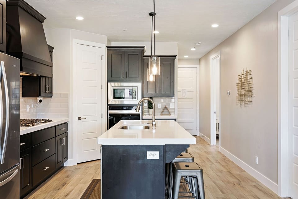 Townhome, 6 Bedrooms | Private kitchen | Fridge, oven, coffee/tea maker, toaster