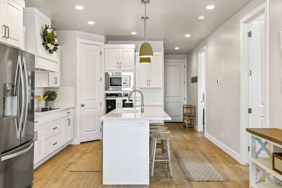 Townhome, 5 Bedrooms | Private kitchen | Fridge, oven, coffee/tea maker, toaster