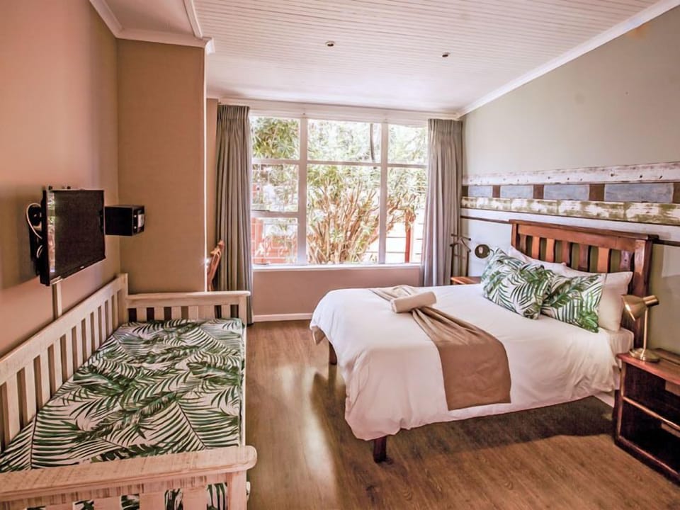 Double Room (en-suite 8) | Blackout drapes, iron/ironing board, free WiFi, bed sheets