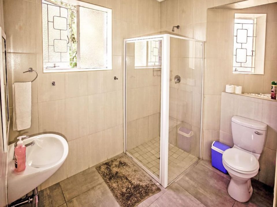 Family Room | Bathroom | Shower, free toiletries, towels