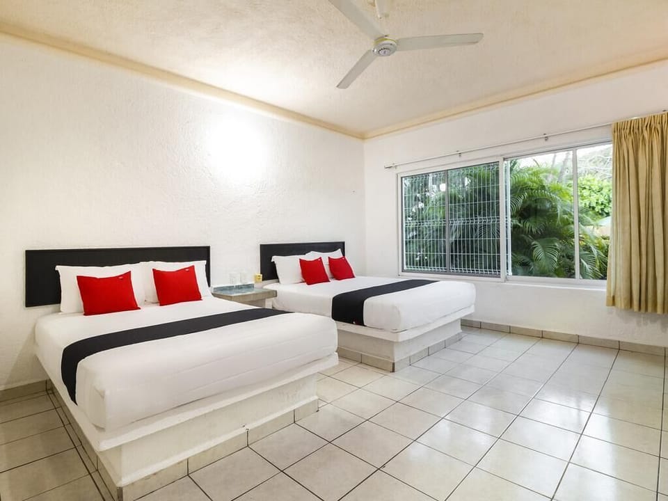 Desk, soundproofing, WiFi (free), bed sheets