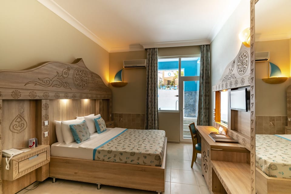 Swim Up Room | In-room safe, soundproofing, WiFi, bed sheets